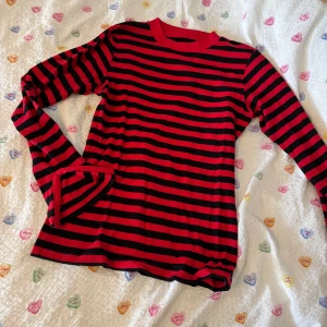 Randig slim långärmad topp - Bomull topp, väldigt fin skick. Säljer pga kommer inte till användning. Passar M