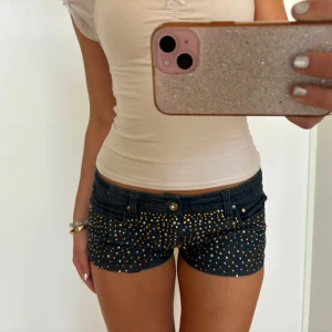 Lågmidjade vintage jeansshorts  - Såå snygga lågmidjade vintage jeansshorts med paljetter , jag är 168 och det är mina bilder, köp via köp nu direkt eller Swish, kvar tills markerad som såld 💖midjemått på bilden 
