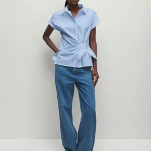 Ljusblå skjorta med knyt i midjan - Snygg ljusblå skjorta med korta ärmar och knyt i midjan, går att knyta lite hur man vill, färgen är mer blå än sista bilden🫶🏼🫶🏼Pris kan diskuteras.