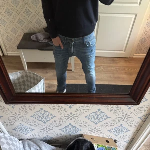 Replay anbass  - Replay anbass storlek 30/30 säljer pga att dom är för små är 185 väger 71 kg pris 300kr pga att jag försökt att göra egna slitningar därav priset.