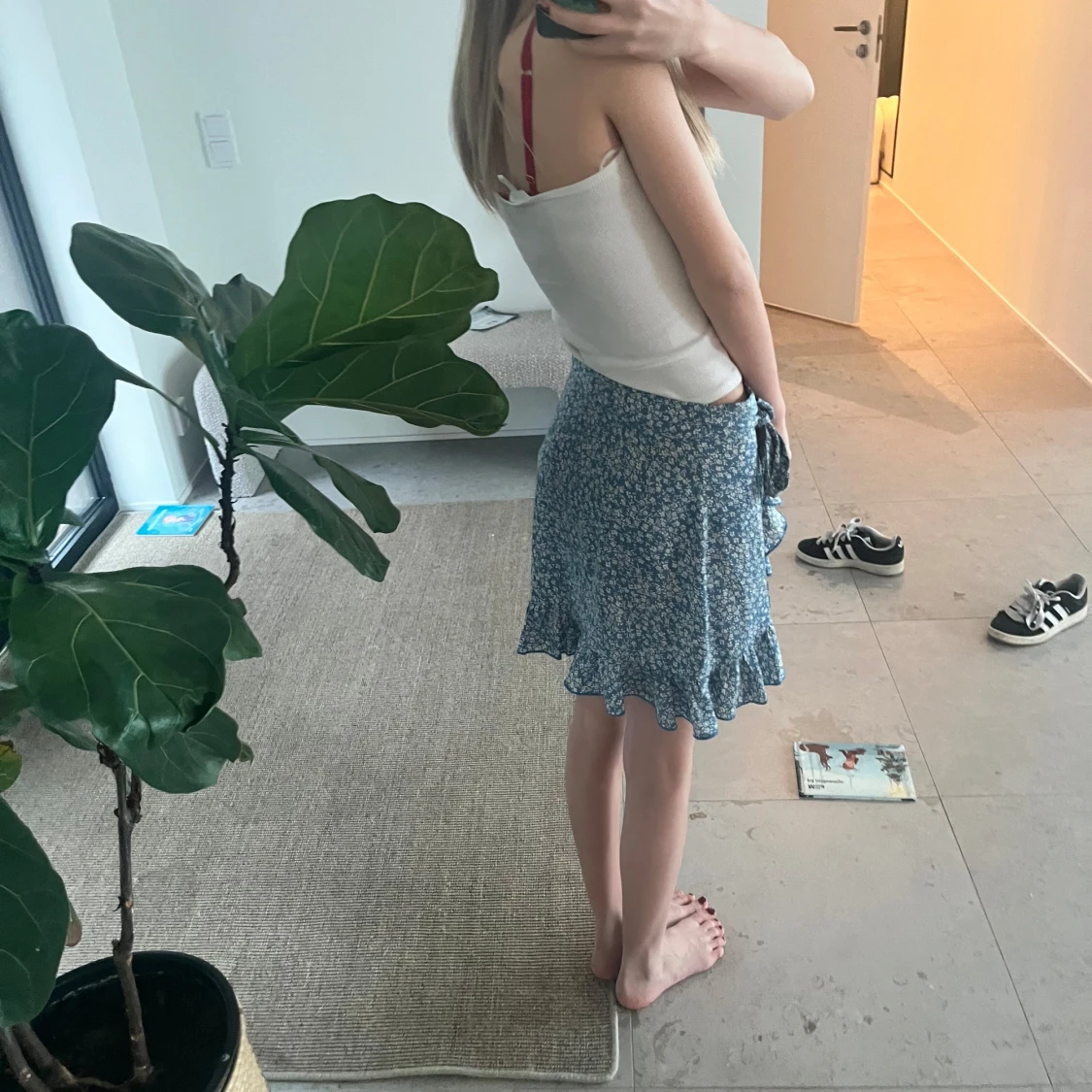 Blå blommig omlottkjol med volang - 1