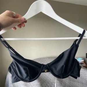 Bikiniöverdel med byglar - Svart bikiniöverdel med byglar, utan vaddering. 