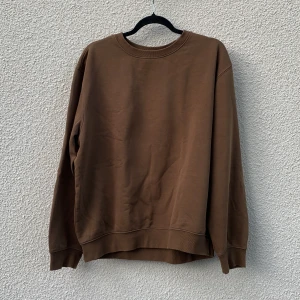 Brun sweatshirt från Weekday - Säljer en brun sweatshirt från Weekday i mjuk bomullsblandning storlek M. Tröjan har rund halsringning och långa ärmar.