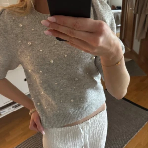Grå stickad tröja med pärlor - Säljer denna sjukt fina tröjan från Neo Noir. Använd sparsamt!❤️