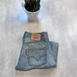 Levi's 501 ljusblå jeans - 👖 Ljusblå Levi’s 501 – Klassiska & Avslappnade Tidlösa ljusblå Levi’s 501 jeans med raka ben och knappgylf. Ikonisk läderpatch bak i midjan och den klassiska röda Levi’s-taggen på bakfickan – en äkta denimfavorit!  📏 Storlek: W28 L32 🧵 Skick: Mycket bra stick 💸 Pris: Endast 149 kr! 🛍️ Originalpris: 800–1000 kr  Perfekta för dig som gillar avslappnad stil som alltid funkar. 📩 Skicka DM om du vill köpa!