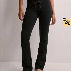 Cozy pants Nelly - Säljer dessa svarta mjukisbyxor med utsvängda ben. Byxorna har en bekväm passform och är perfekta för en avslappnad stil. Cozy pants från nelly som ej går att köpa längre!!