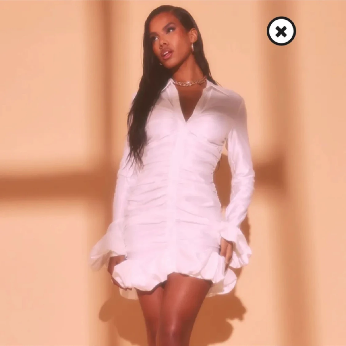 Vit omlottklänning med volang från PrettyLittleThing