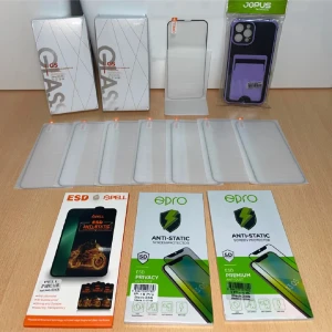 Flera skärmskydd och ett mobilskal - Paket med flera skärmskydd för mobiltelefoner, inklusive anti-statiska och privacy-varianter från Epro och Apell. Skriv för info!