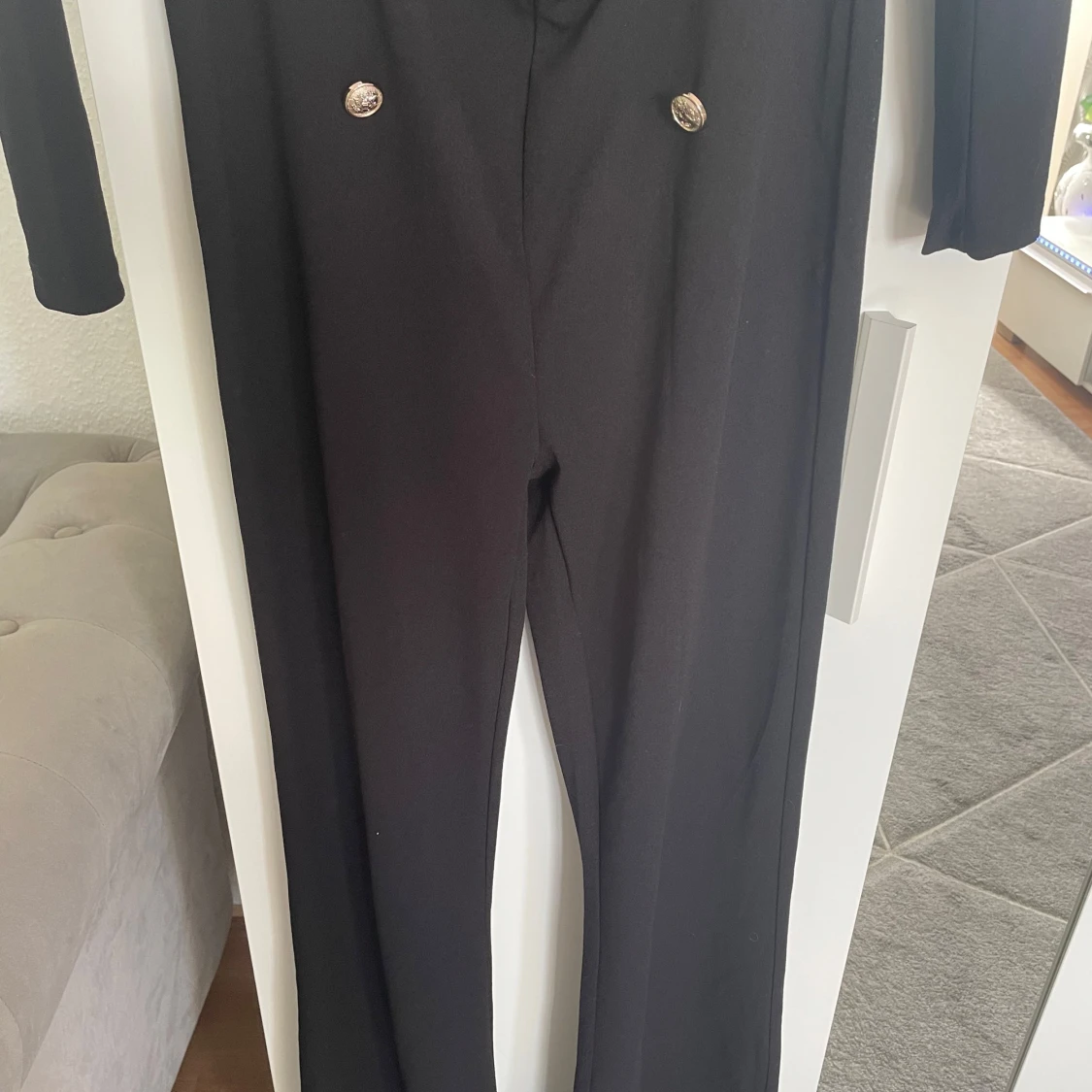 Svart långärmad jumpsuit med djup v-ringning - 1