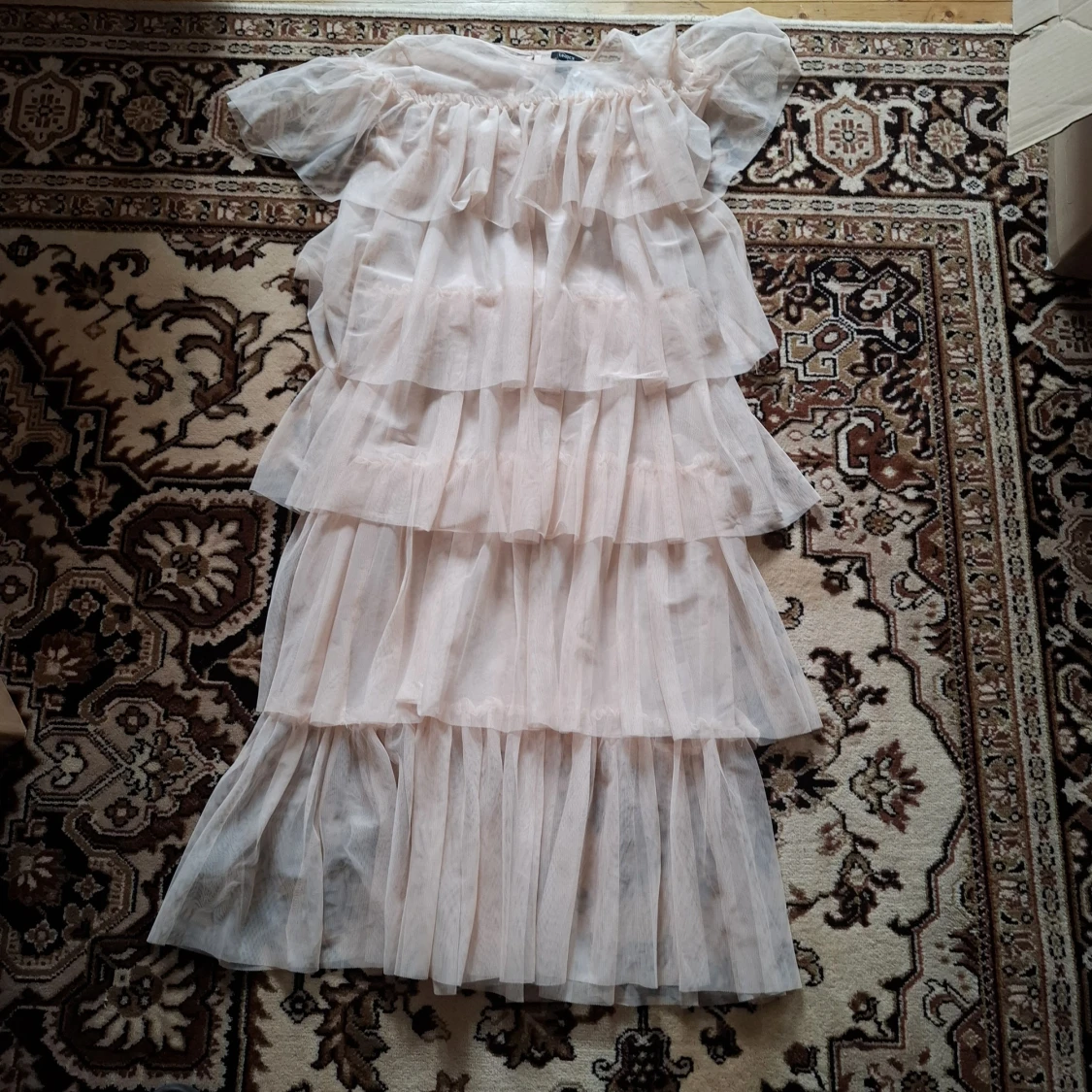 Ljus volangklänning med offshoulder - 2