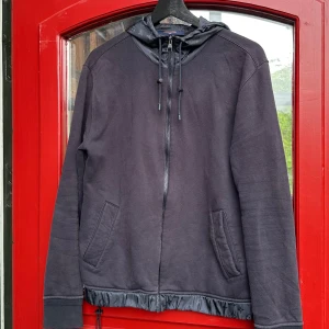 Louis Vuitton cardigan  - Säljer denna Louis Vuitton cardigan i storlek M, monogram på luvan och nedersta delen man annars ganska lowkey, nypris på liknande idag ligger på ca 15 000kr men säljs nu för endast 6499kr‼️‼️‼️