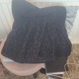 Svart kort tub top med blomig håligt  mönster. Med stickad del ovanpå. - Toppen är från shein och är i storlek S.Använd några gånger men är i bra kvalitet.