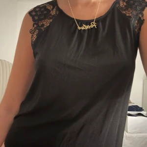 Blus med spets - Svart blus med spets!