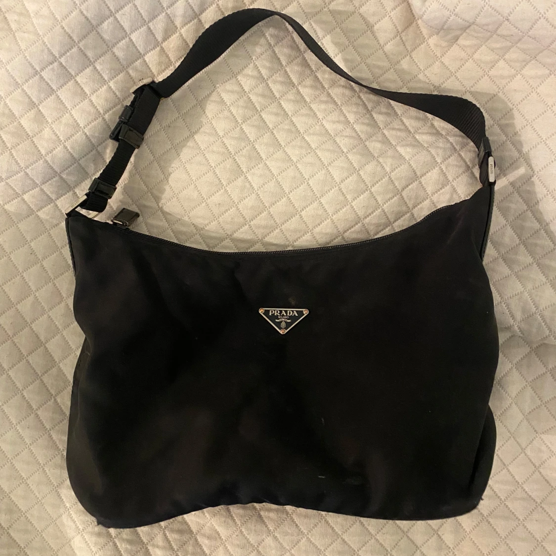 Svart vintage axelväska från Prada