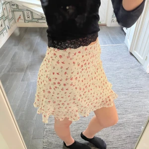 Vit blommig kjol - Supersöt vit blommig kjol😍 Lätt och luftig perfekt till sommaren💗