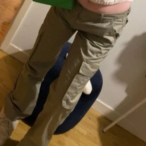 Beiga cargopants från Perfect Jeans - Gröna cargobyxor ifrån Gina tricot i storlek 40 (L) passar även storlek M. Raka i benen och många fickor💚