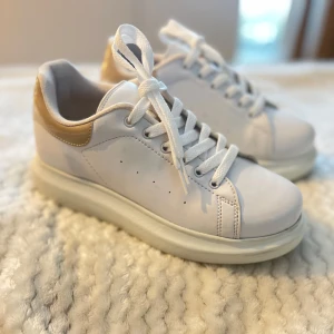 Vita sneakers från Nelly - Säljer ett par vita sneakers från Nelly. Skorna har klassisk snörning, rund tå och hög sula . Perfekta för en stilren och fräsch look. Skorna är endast använda 1 gång🥰