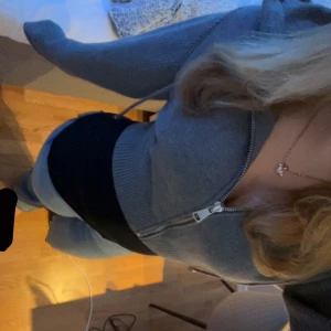 Grå hoodie med dragkedja från ZARA - Säljer en grå hoodie från ZARA i storlek M. Tröjan har dragkedja framtill, huva och långa ärmar. Perfekt för en avslappnad och stilren look. Mjuk och bekväm, passar till många olika outfits. Säljs inte på hemsidan länge, nytt skick💗🙌🏻