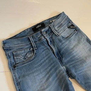 Replay anbass  - Replay anbass - mycket bra skick - storlek 28/32, men kan även passa 27/32! Sjukt feta! - hör av er vid frågor