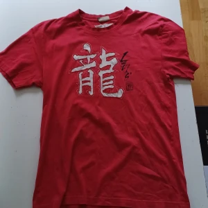 T-shirt med tryck  - T-shirt med nån kanji på, ser banger ut 
