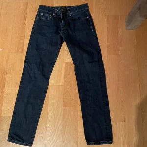 J.Lindeberg slim jeans  - Hjälper min brorsa att sälja de här snygga jeansen från J.Lindeberg. De är slim fit och mid-rise. I riktigt bra skick. 