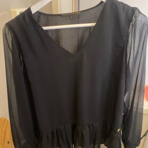 Svart blus - Säljer en svart blus i lös passform, storlek S men skulle säga att den passar en M också. Aldrig använd