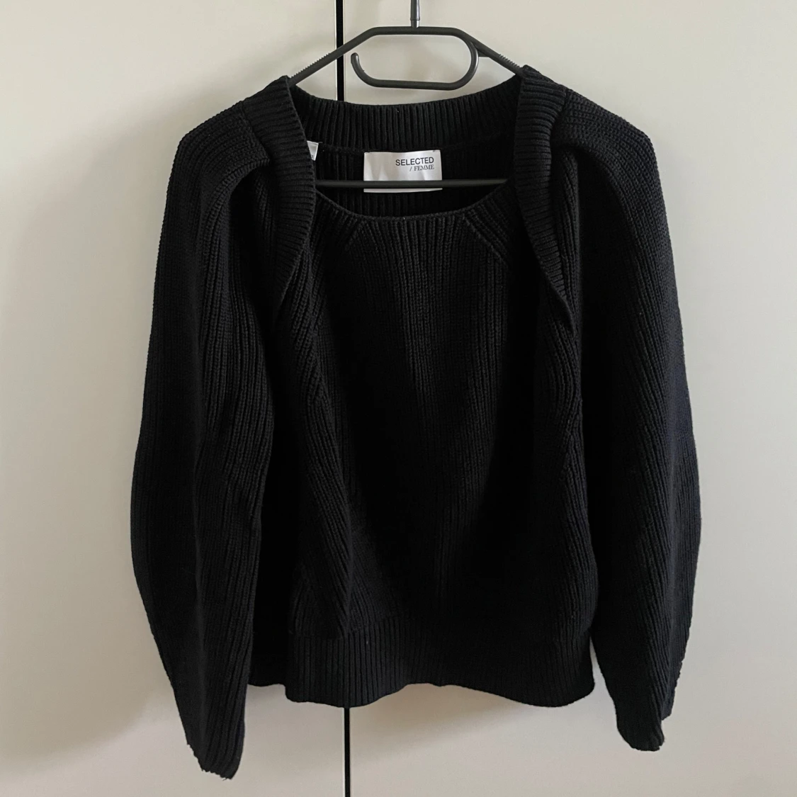 Svart stickad tröja från Selected Femme - 3