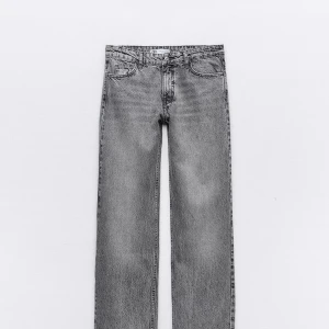 Grå raka jeans - Snygga grå jeans med rak passform, säljer då de är för långa och lite stora i midjan men går att använda ändå, endast använda en gång och perfekt skick 