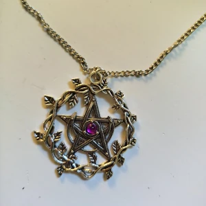 Halsband  - Superfint pentagram halsband i naturens tecken. Stjärna, måne, löv och en lila sten i mitten. Använd ett fåtal gånger, men mycket fint skick.