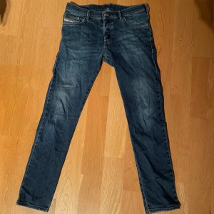 Diesel slim jeans  - Hjälper min brorsa sälja de här Diesel jeansen. De är slim fit. 