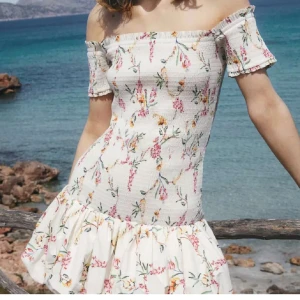 H&M Offshoulder blommig klänning - Sååå snygg💞💞