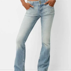 Ljusblå bootcut jeans - Jättefina ljusblå bootcut jeans med låg midja! I väldigt bra skick 💕 kan posta snabbt!! (Jag har sprättat upp byxorna längst ner för att göra de längre)