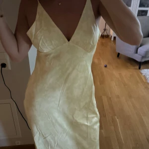 Helt ny gul balklänning från peppermayo  - Ny balklänning från Peppermayo, ljusgul. Lång passar mig som är 170 och storlek S