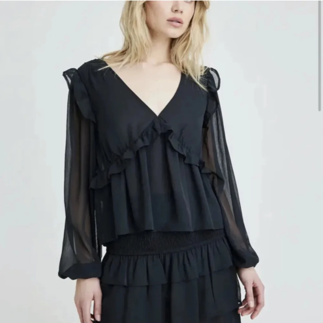 Svart blus med volang bikbok - 2
