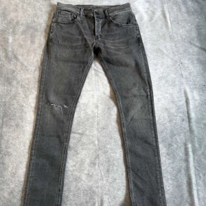 Dondup jeans - Säljer nu ett par riktigt snygga jeans från dondup . Skicket är som nytt. Hör av dig vid fler frågor och funderingar!!