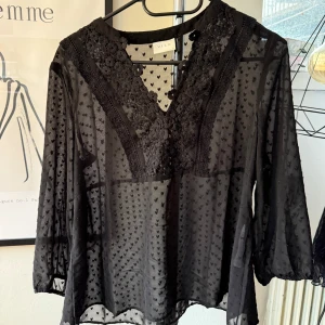 Svart Blus - Svart blus från Vila, använd bara ett fåtal gånger i storlek 36