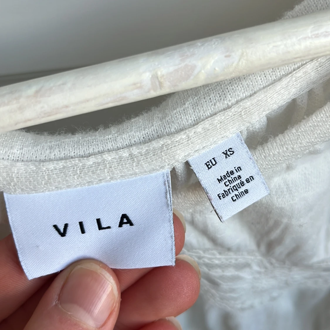 Vit blus med spetsdetaljer från Vila - 3