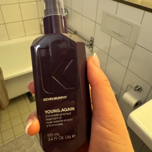YOUNG.AGAIN treatment oil från KEVIN.MURPHY - En lyxig treatment oil i mörklila pumpflaska från KEVIN.MURPHY. Oljan är berikad med immortelle och kommer i en stilren, kantig flaska på 100 ml. Perfekt för att ge håret extra glans och näring.