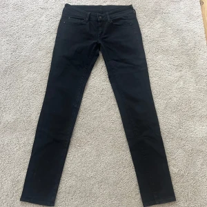 Seven jeans - Snygga svarta jeans från seven som är ganska skinny med låg midja. Toppen skick och passar till allt! I storlek 28, osäker på längd men skulle gissa på runt 32. Bara att höra av dig vid frågor💕