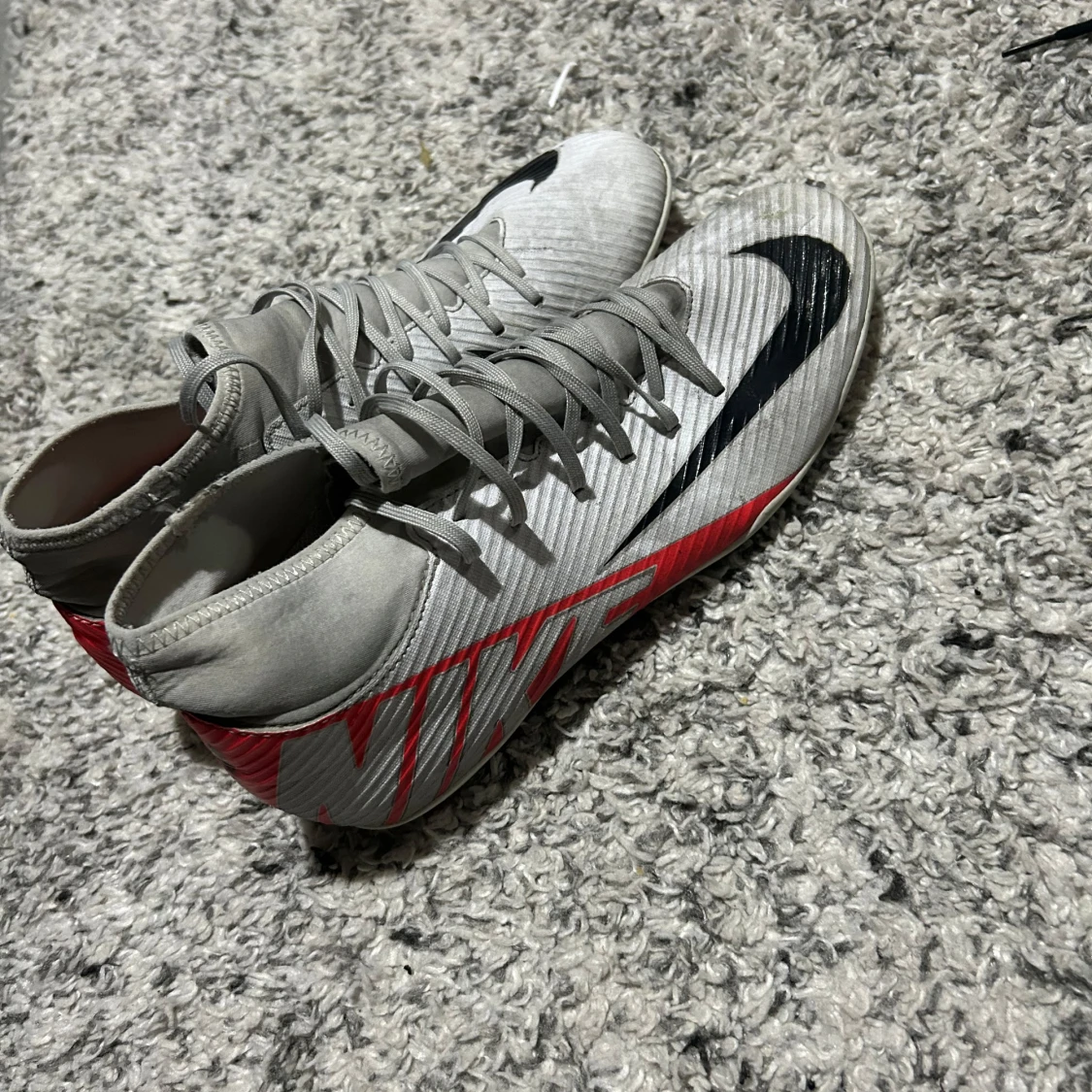 Nike Mercurial fotbollsskor i grått och rött - 1