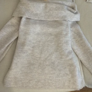 Stickad off shoulder - Säljer en helt oanvänd Stickad beige tröja från Ginatricot med lappen kvar! Nypris: 250, och säljer för 150 pga brist på plats i garderoben 🫣