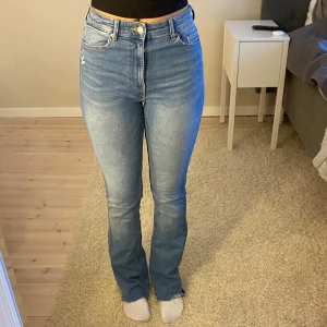 Blå flare jeans - Blå flare jeans med slit detaljer från Bershka. High waist och medel stretchigt material