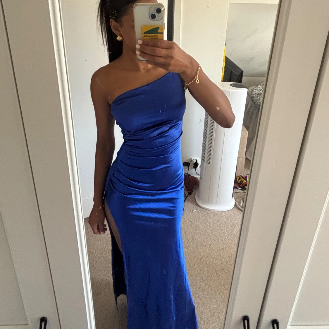 Blå långklänning med slits och oneshoulder