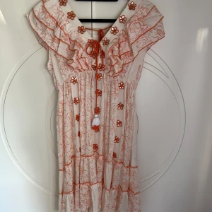 Så fin sommarklänning - Klänningen har en djup rygg. Snörning finns både vid ryggen och vid bröstet. Original pris för klänningen är 1500 kr