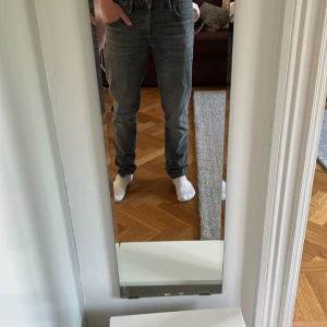 Gråa Jack Jones slim fit straight  - Säljer ett par grå jeansbyxor med klassisk femficksdesign och rak passform. Byxorna har normal midja och stängs med dragkedja och knapp. Perfekta för en avslappnad och stilren look.