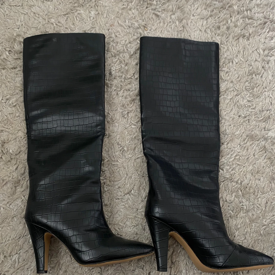 Svarta stövlar med klack och krokodilpräglat mönster - 3