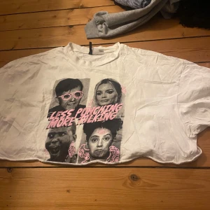 Vit t-shirt med tryck och text - En magtröja med serien s3x education på!