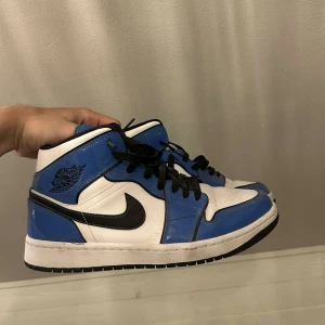 ”Air jordan signal blue mid  - ”Air jordan signal blue mid  endast använta 1 gång sen har dom bara stått på rummet  size 10, skriv för fler bilder🙌🏻