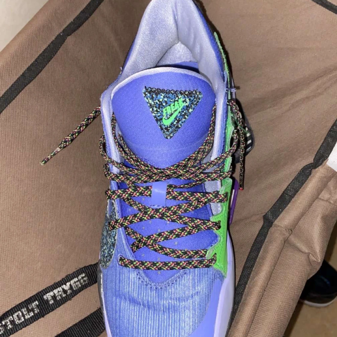 Nike sneakers i blått och grönt med mönstrad swoosh - 1