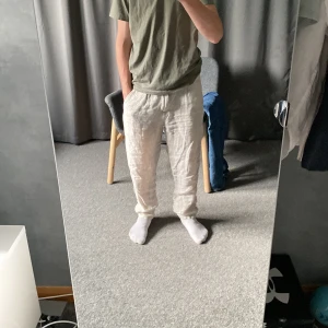 Linnebyxor Zara - Säljer ett par beiga linnebyxor från Zara. Storleken är S men passar även M. 